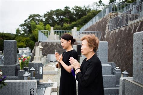 墓前|墓前法要(墓前供養)（ぼぜんほうよう、ぼぜんくよう）とは・意。